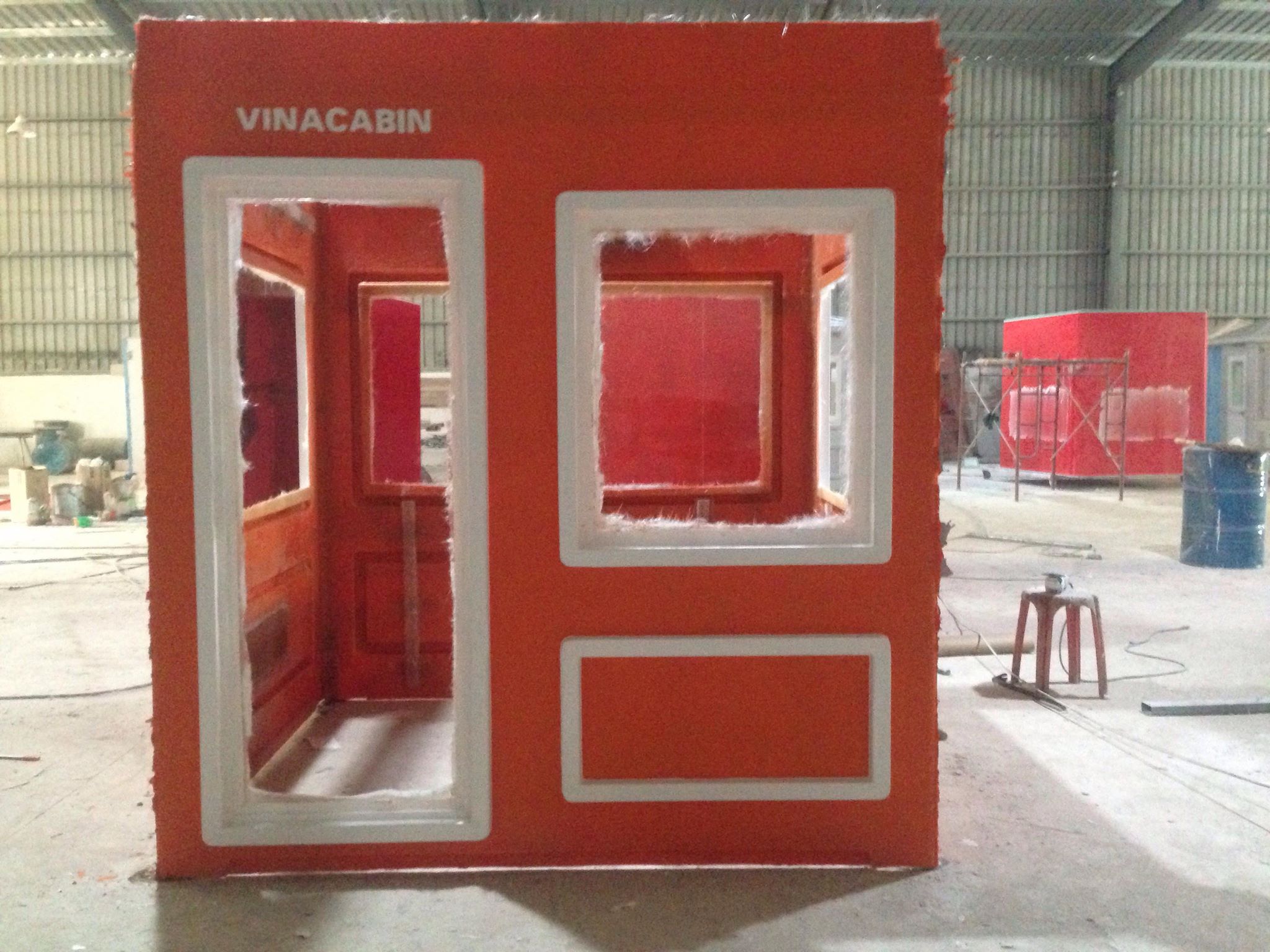 Vỏ nhà bảo vệ 1,9x2,15m vừa được tháo khỏi khuôn đúc