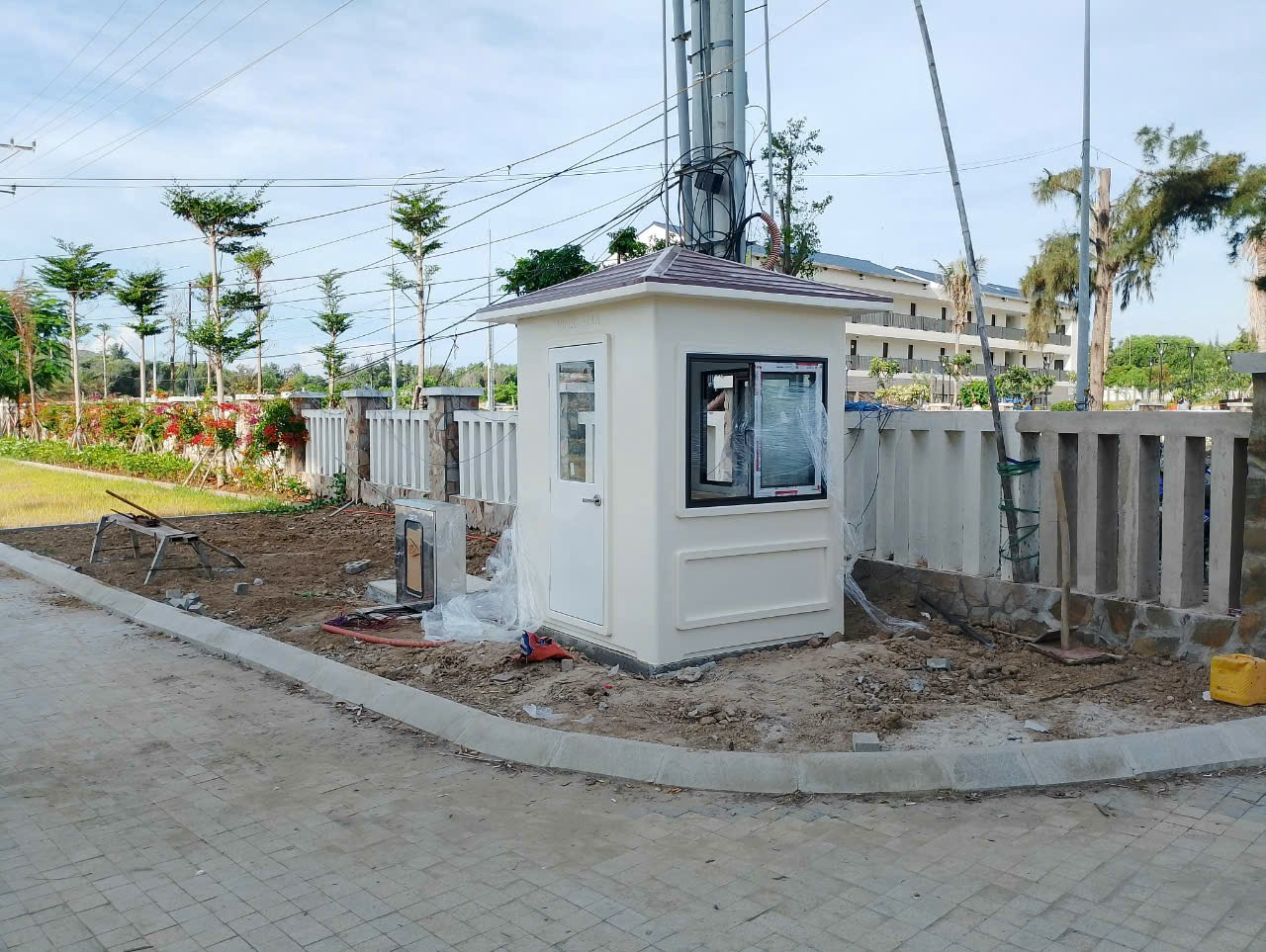 Cabin bảo vệ đúc từ vật liệu composite nên có khả năng cách nhiệt tốt
