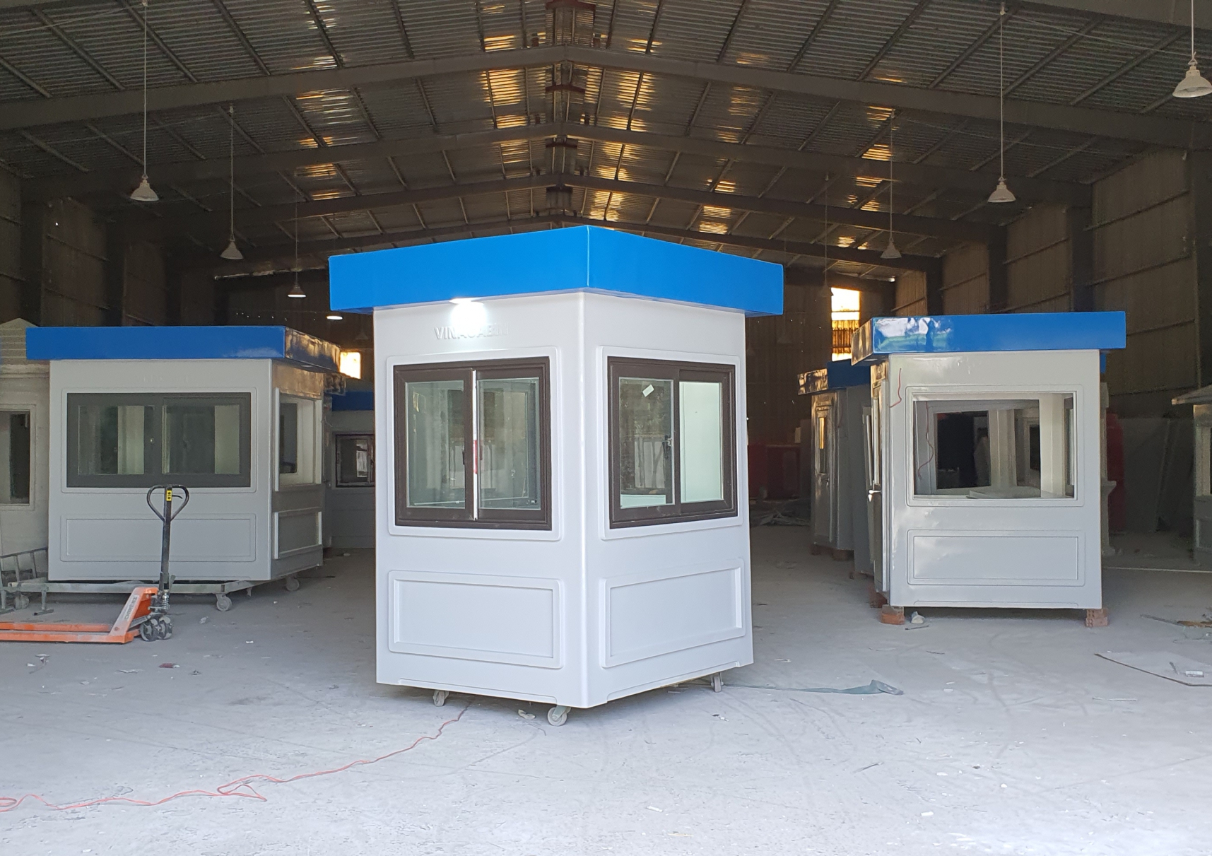 Cabin bảo vệ có cả mái và thân đều được đúc từ composite