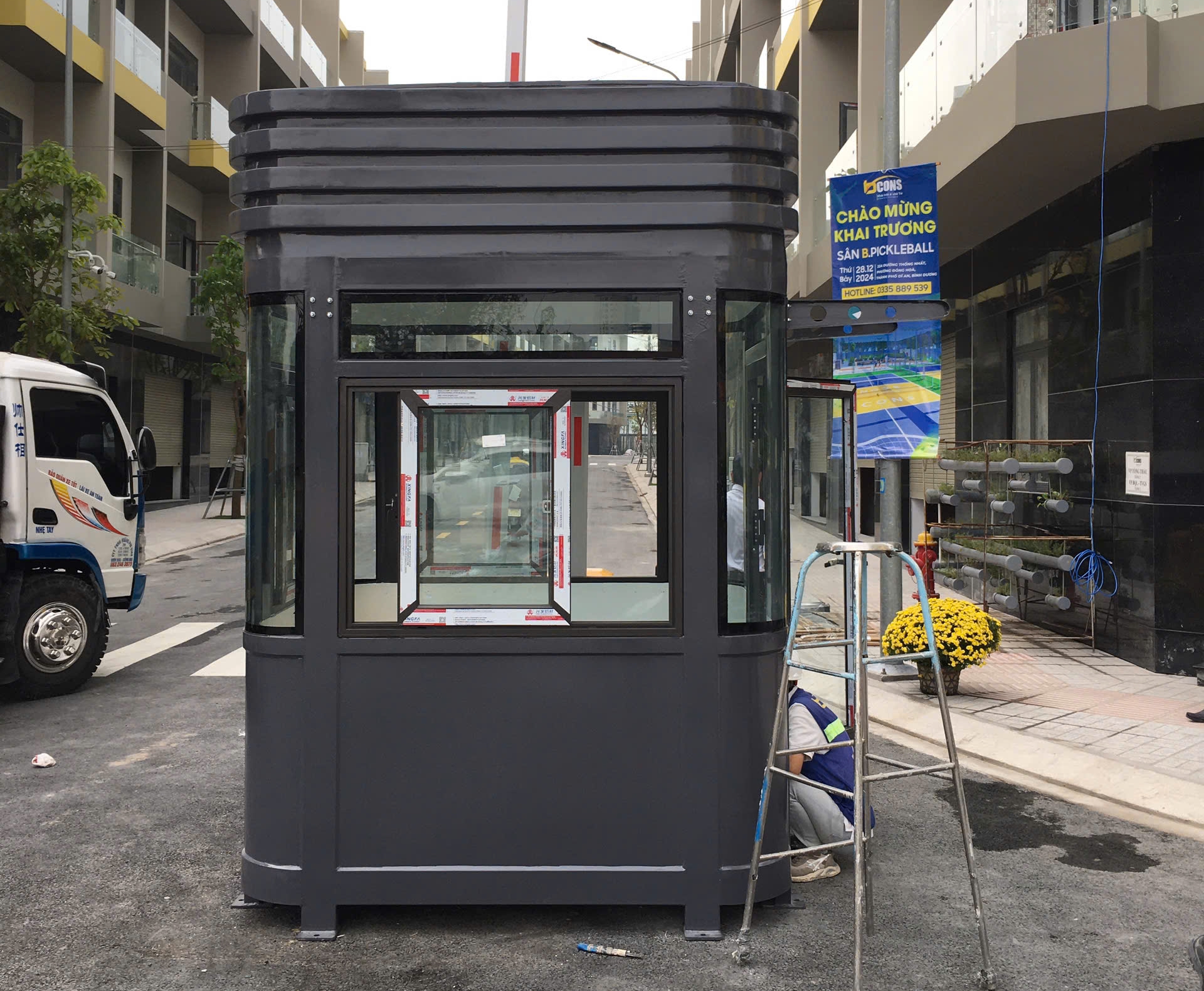 Cabin bảo vệ khung thép kết hợp với composite