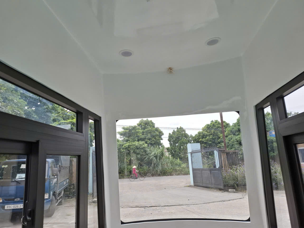 Phía trước kính cường lực uốn cong dầy 8mm