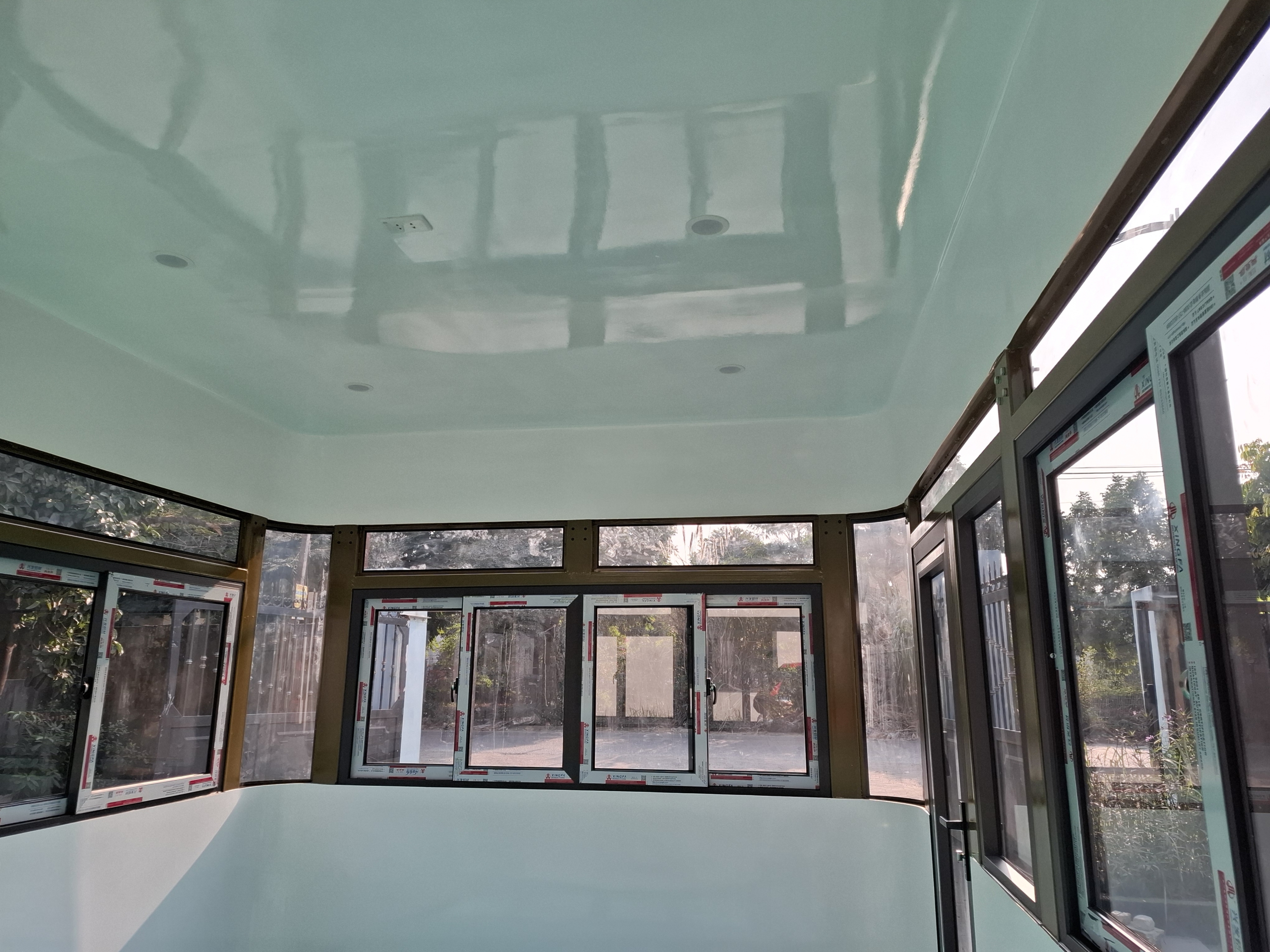 Bề mặt bên trong sang trọng dễ vệ sinh